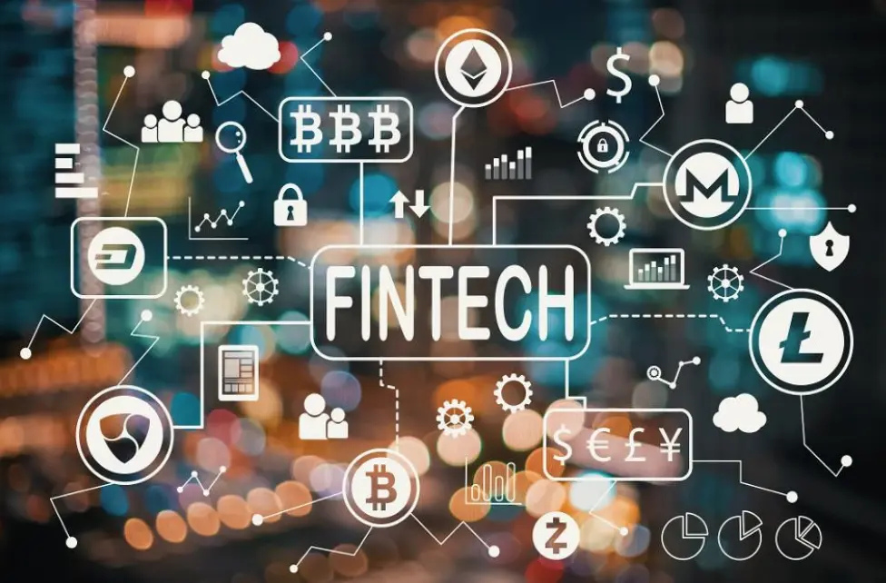 Ilustración de iconos fintech conectados como criptomonedas, seguridad y gráficos, representando las capas de inteligencia artificial en el presupuesto automático