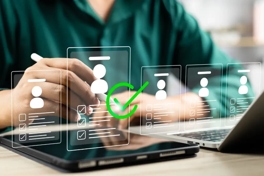 Persona seleccionando opciones en una pantalla táctil con iconos de perfiles y confirmaciones, representando el proceso de elegir un SaaS financiero adecuado