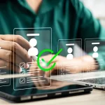 Persona seleccionando opciones en una pantalla táctil con iconos de perfiles y confirmaciones, representando el proceso de elegir un SaaS financiero adecuado