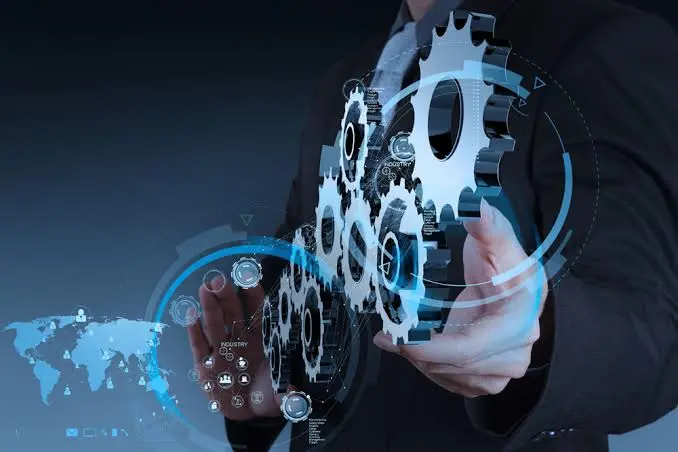 Persona de traje interactuando con engranajes digitales y un mapa mundial holográfico, representando la integración de infraestructura SaaS