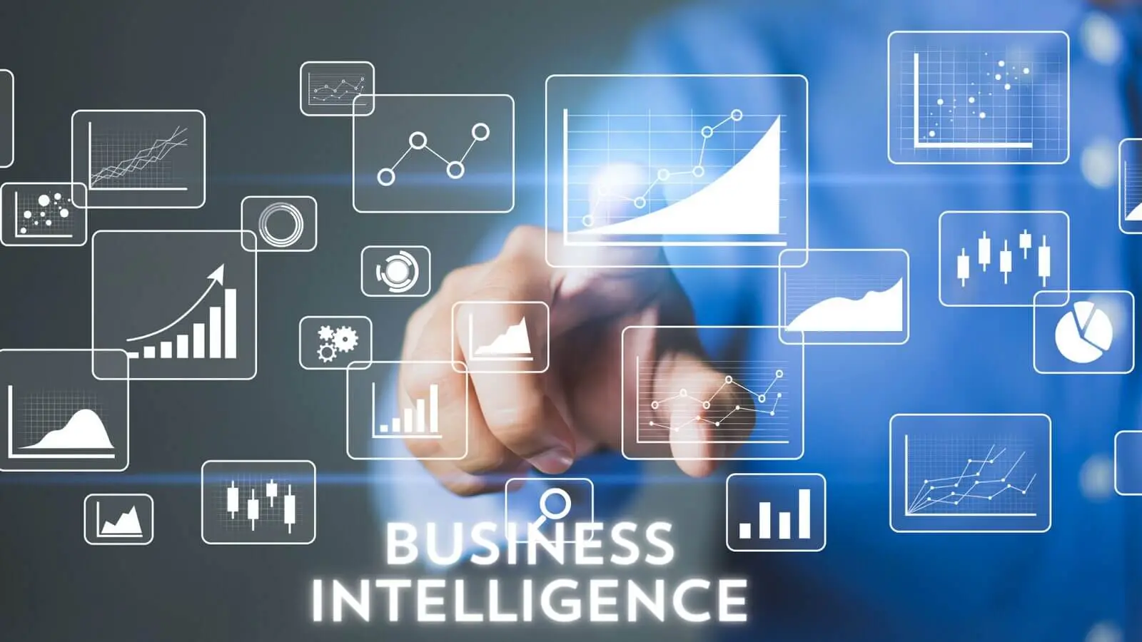 Persona señalando gráficos de Business Intelligence con datos financieros y tendencias de mercado