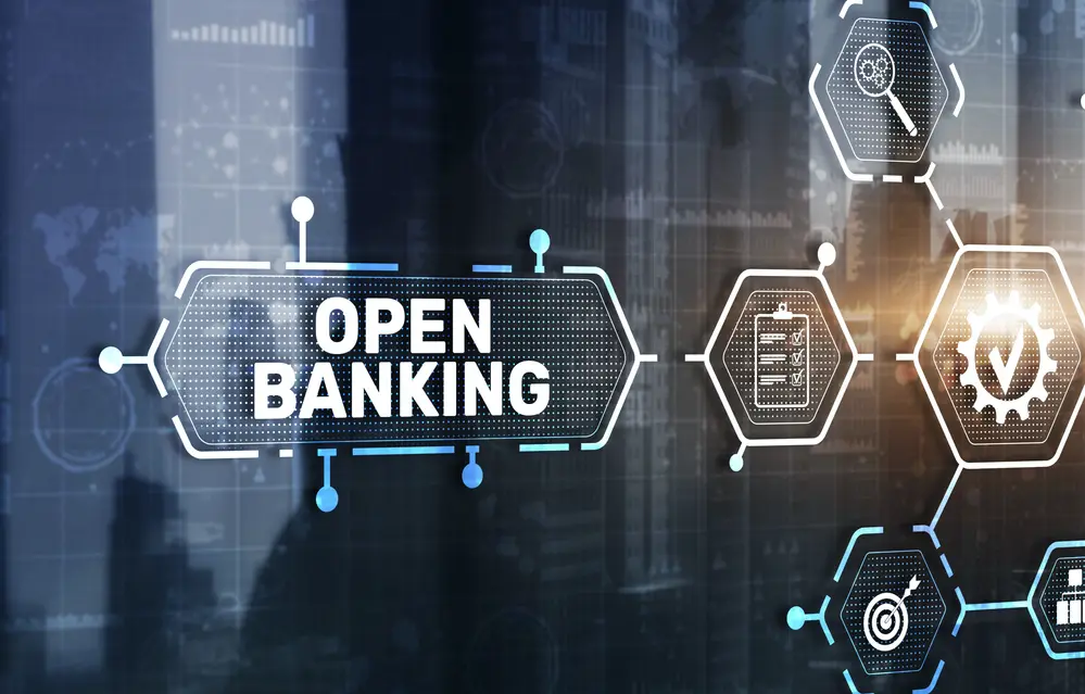 Concepto visual de Open Banking con iconos de seguridad y conexión de datos en un entorno digital