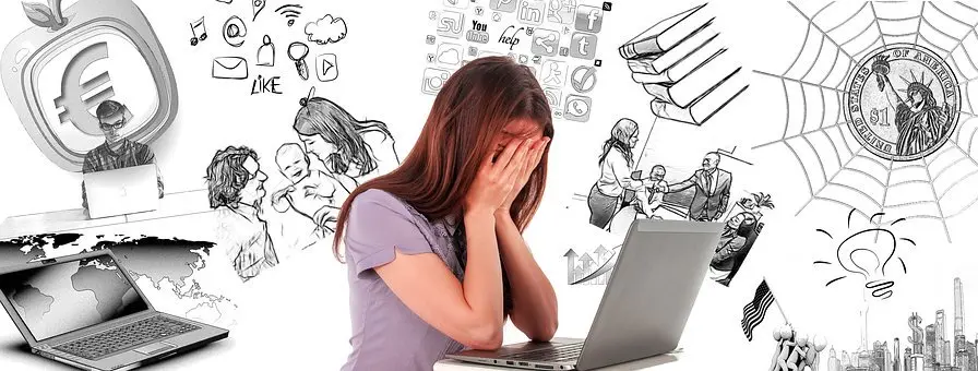 Mujer estresada frente al portátil rodeada de bocetos de responsabilidades diarias, representando la duda de perder el control al automatizar el presupuesto
