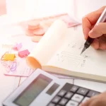 Ilustración conceptual de una persona rompiendo un círculo vicioso de malas decisiones financieras mediante la planificación, el establecimiento de objetivos claros y la automatización del ahorro para mejorar su economía personal.