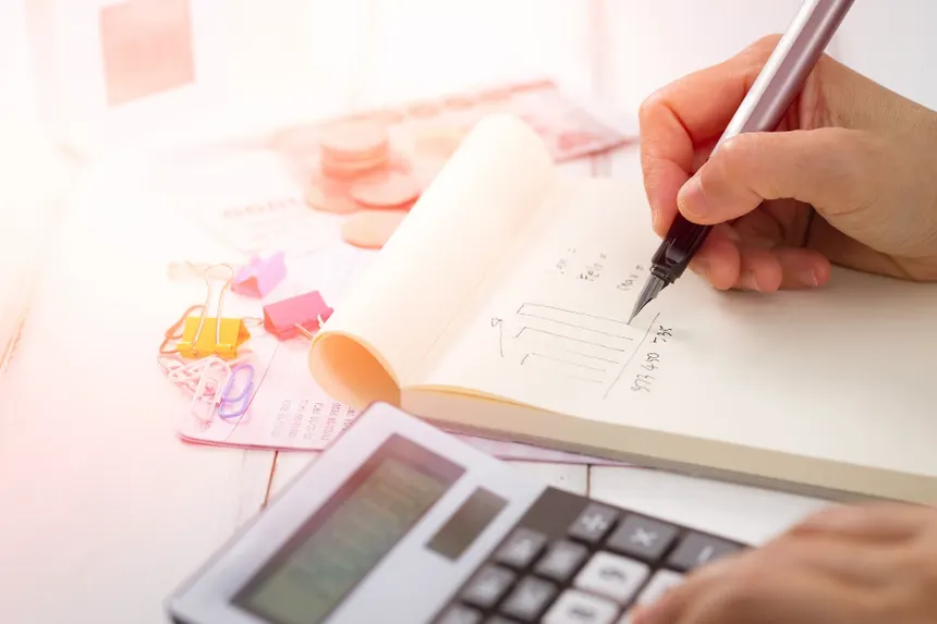 Ilustración conceptual de una persona rompiendo un círculo vicioso de malas decisiones financieras mediante la planificación, el establecimiento de objetivos claros y la automatización del ahorro para mejorar su economía personal.