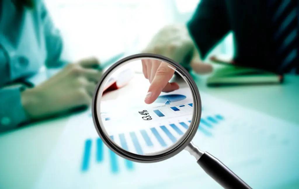 Lupa aumentando un gráfico financiero con un porcentaje destacado, representando la transparencia en precios y datos de un SaaS